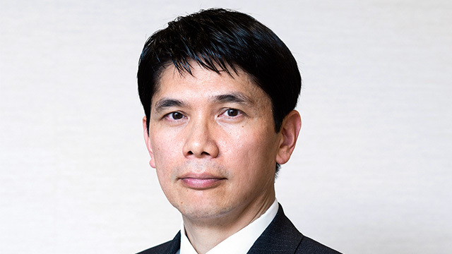 3.11後のフクシマを舞台に、原発が間近に見える波に手をつけて「書かせていただきます」と誓った