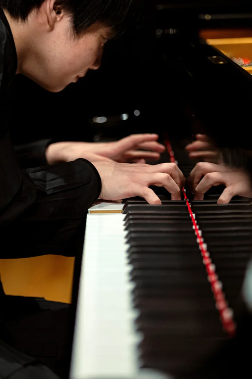 世界のクラシック音楽シーンを更新し続ける23歳、藤田真央。トップ