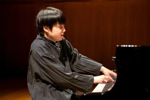 世界を熱狂させる若き天才ピアニスト・藤田真央。濃密な1万字