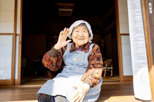 畑で育った大きな大根を…「よいしょ」102歳でも一人暮らしする