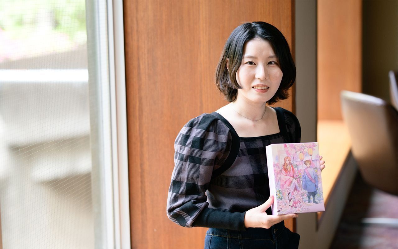 箱入り、アクリルスタンド付属で特別感あふれる一冊に。名司生さんに