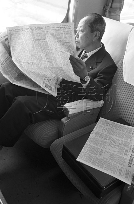 新幹線の車内で英字紙を読む宮澤喜一 | 文春写真館 - 本の話