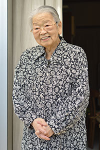 まな板修業　料理道一筋に生きる人びと　吉沢久子　編 Amazon.co.jp: 前向き。 93歳、現役。明晰に暮らす吉沢久子の