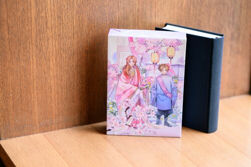 箱入り、アクリルスタンド付属で特別感あふれる一冊に。名司生さんに
