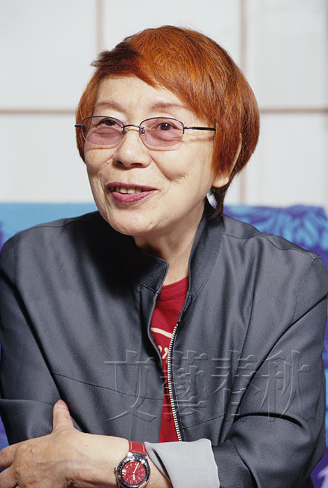 朝倉摂が作り出す、伝統と前衛が混淆した舞台美術