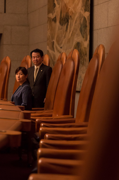 2ページ目 作家 柚月裕子 最高裁判所へ 最高裁判所訪問ルポ 1 あしたの君へ 柚月 裕子 インタビュー 対談 本の話