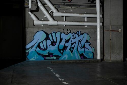 文春地下駐車場に落書きが…社長車の後ろの壁に現れたグラフィティ