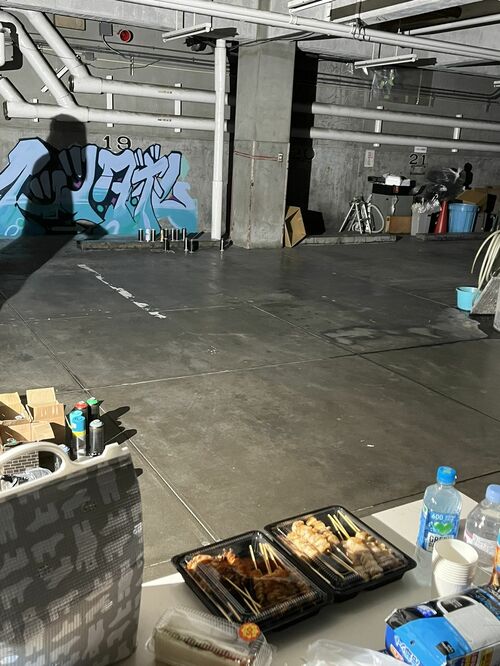 文春地下駐車場に落書きが…社長車の後ろの壁に現れたグラフィティ